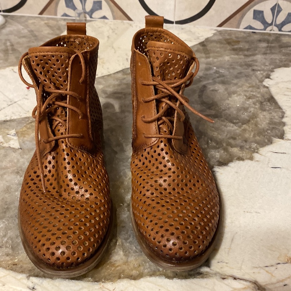 Eric Michael cognac Hanford leather boot. Size 6